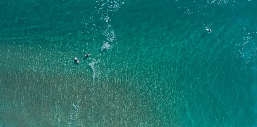 Foto del mar verde de Maitencillo desde arriba, uno de los lugares para visitar en una escapada romántica en Chile.