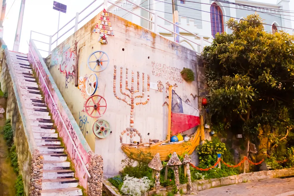 Foto de arte en la calle de Concepción, uno de los mejores destinos para una escapada romántica en Chile.