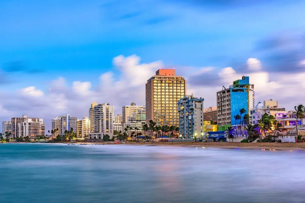 Foto del mar de San Juan, Puerto Rico, con la ciudad al fondo. 