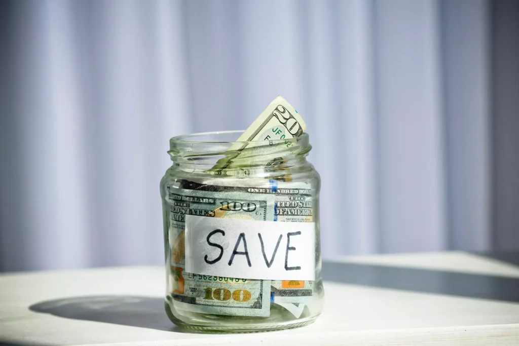 Tarro con dinero dentro 