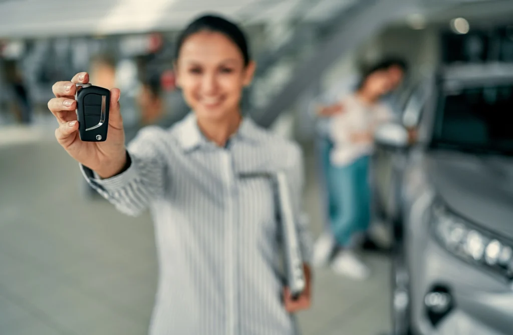Mujer con llaves de auto