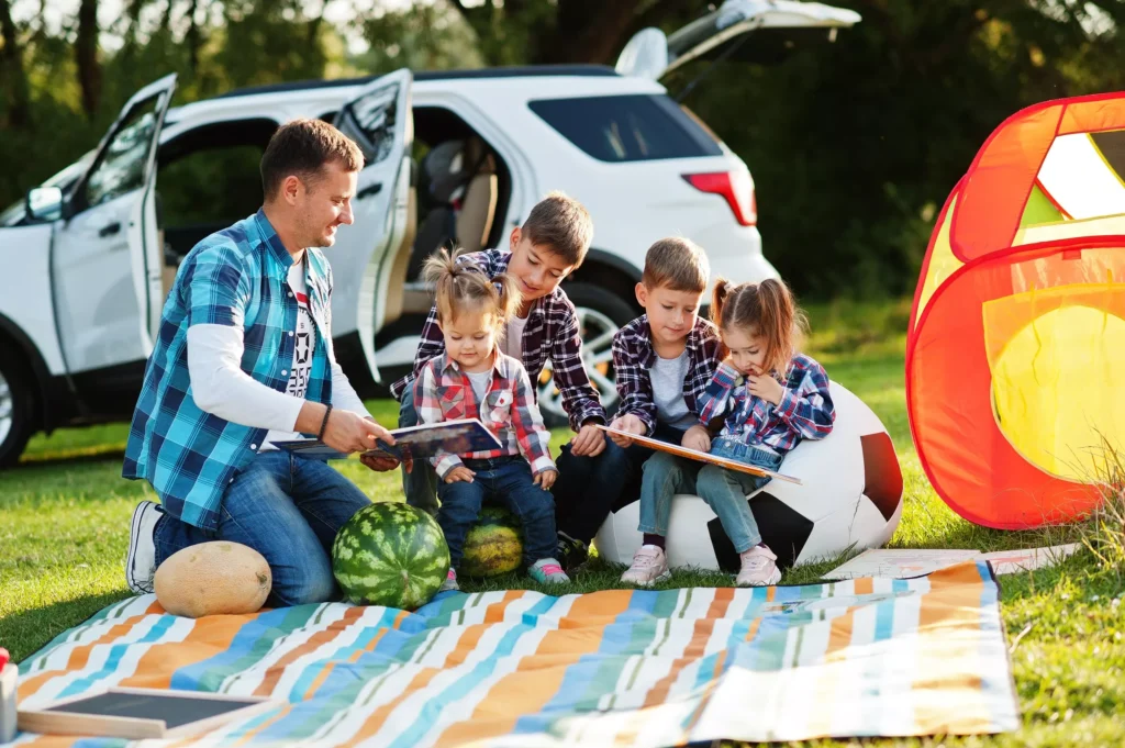 Familia descansando de un viaje con un auto SUV