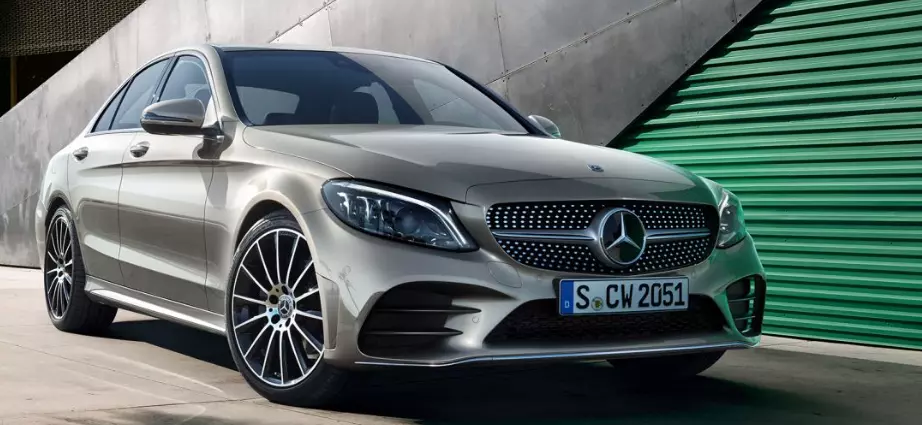 Lujoso Mercedes Benz Clase C en todo su esplendor
