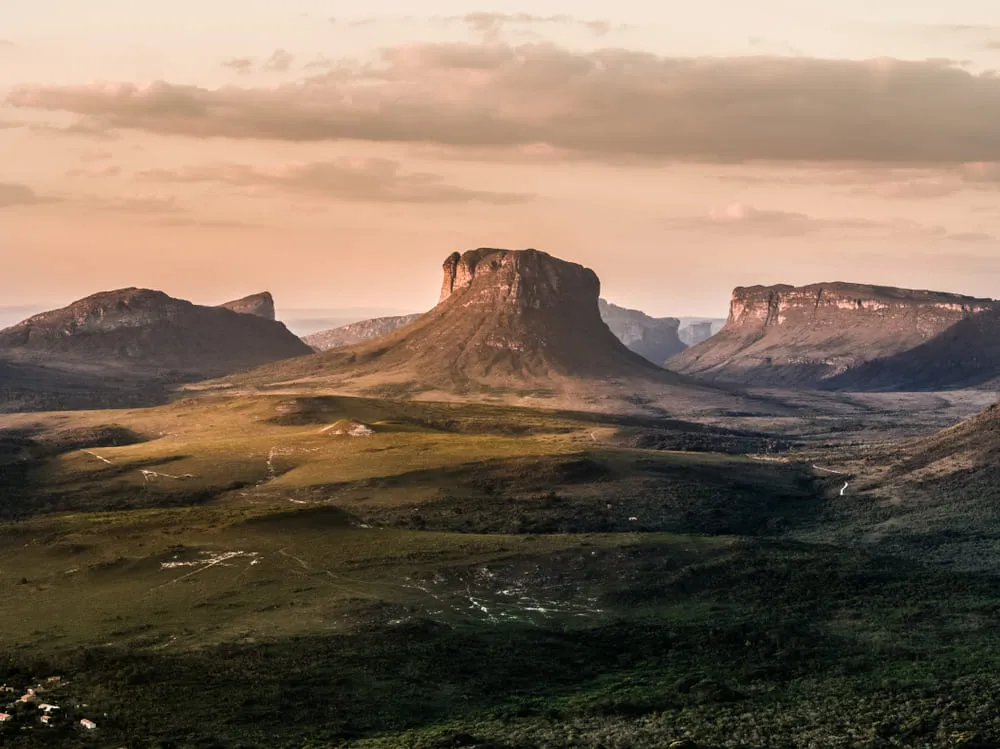 A Chapada da Diamantina é um complexo de montanhas com um relevo exorbitante e uma mata bem verde.