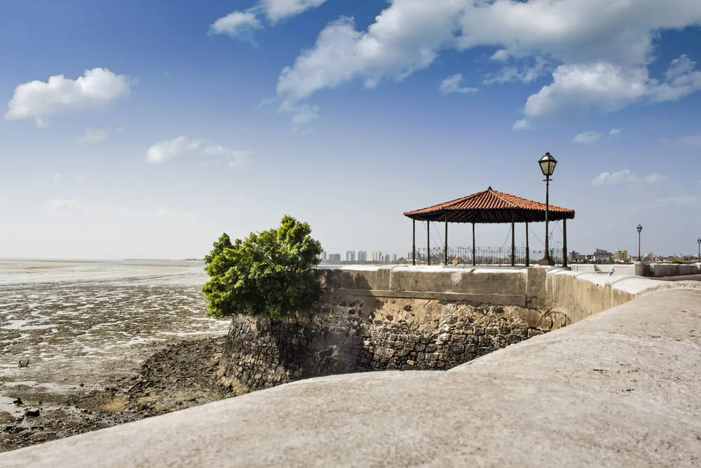 Foto de uma das praias localizadas em São Luís, Maranhão, em um momento de maré baixa. 