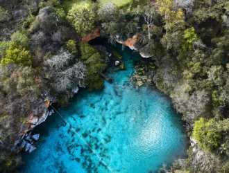 Chapada Diamantina, um dos principais pontos de turismo ecológico no Brasil, vista de cima, com muita área verde ao redor e águas cristalinas no centro.