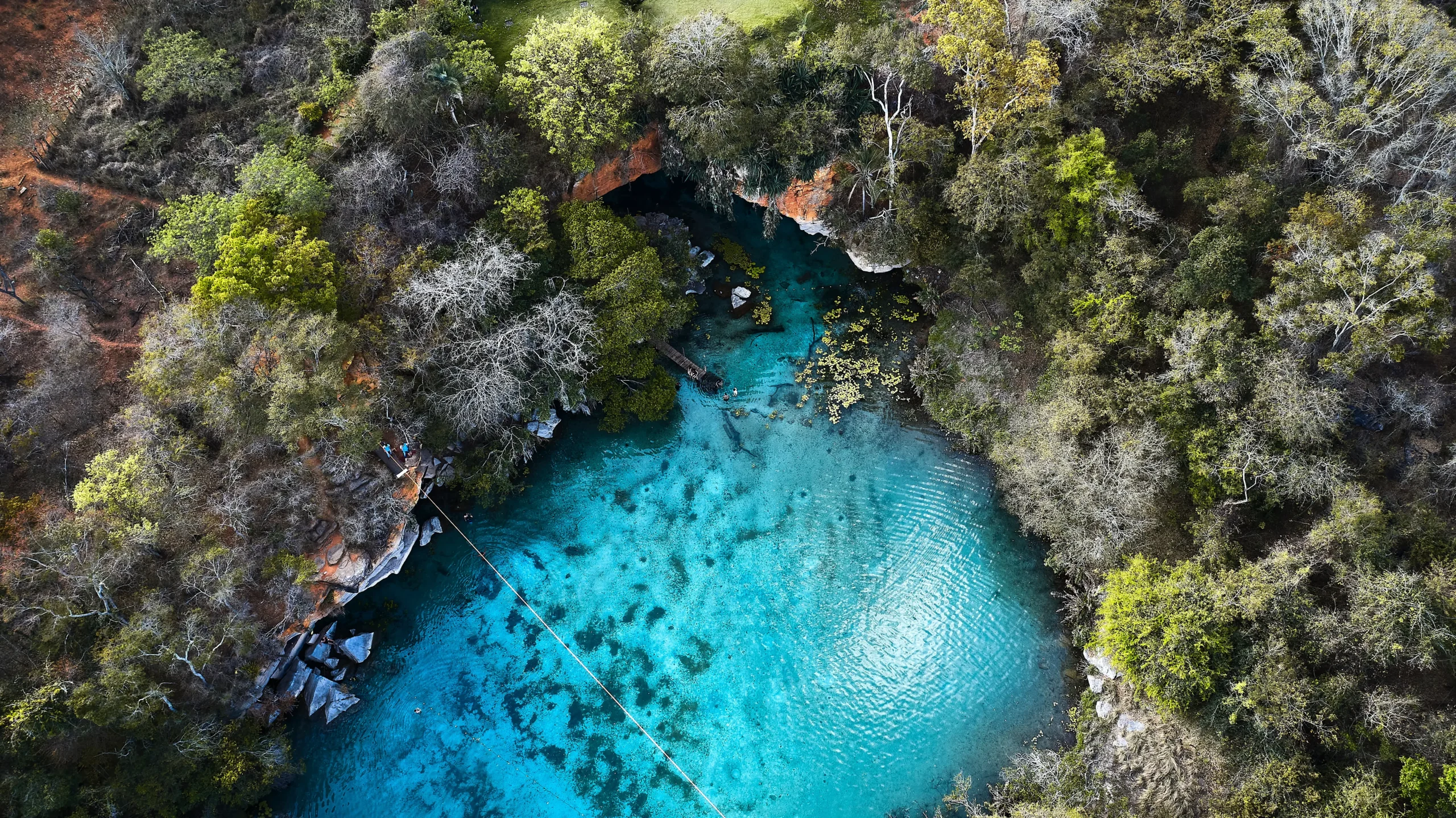 Chapada Diamantina, um dos principais pontos de turismo ecológico no Brasil, vista de cima, com muita área verde ao redor e águas cristalinas no centro.