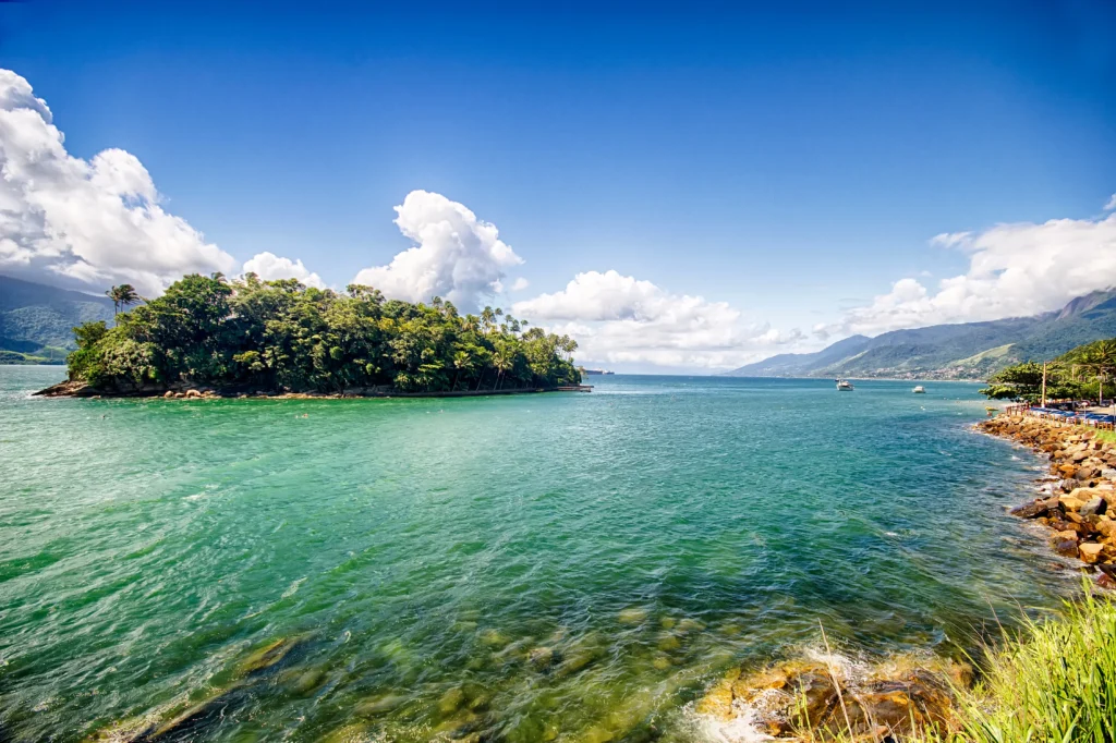 vista de uma ilha ao centro, rodeada de água cristalina em Ilhabela