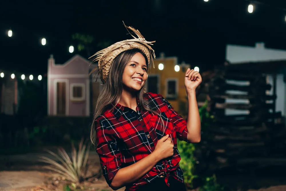 Mulher dançando uma festa junina no Brasil