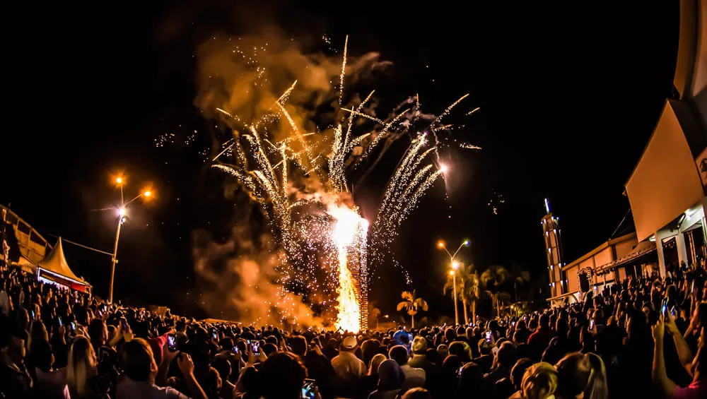 Festa de São João de Mossoró, Rio Grande do Norte com apresentações folclóricas e típicas de festas juninas