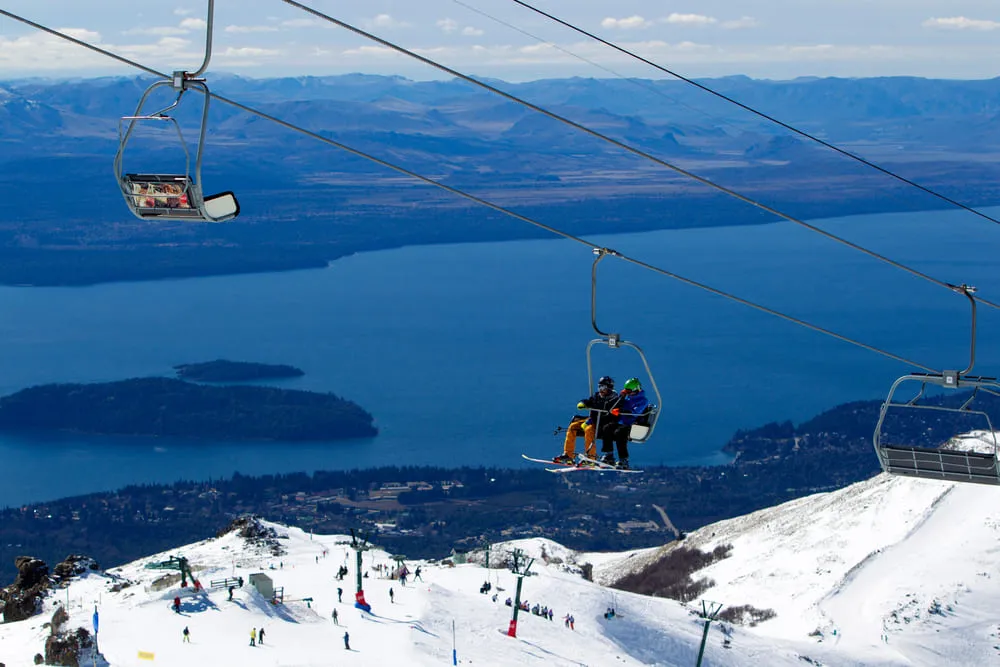 Estação de esqui com pessoas se divertindo em Bariloche, Argentina.