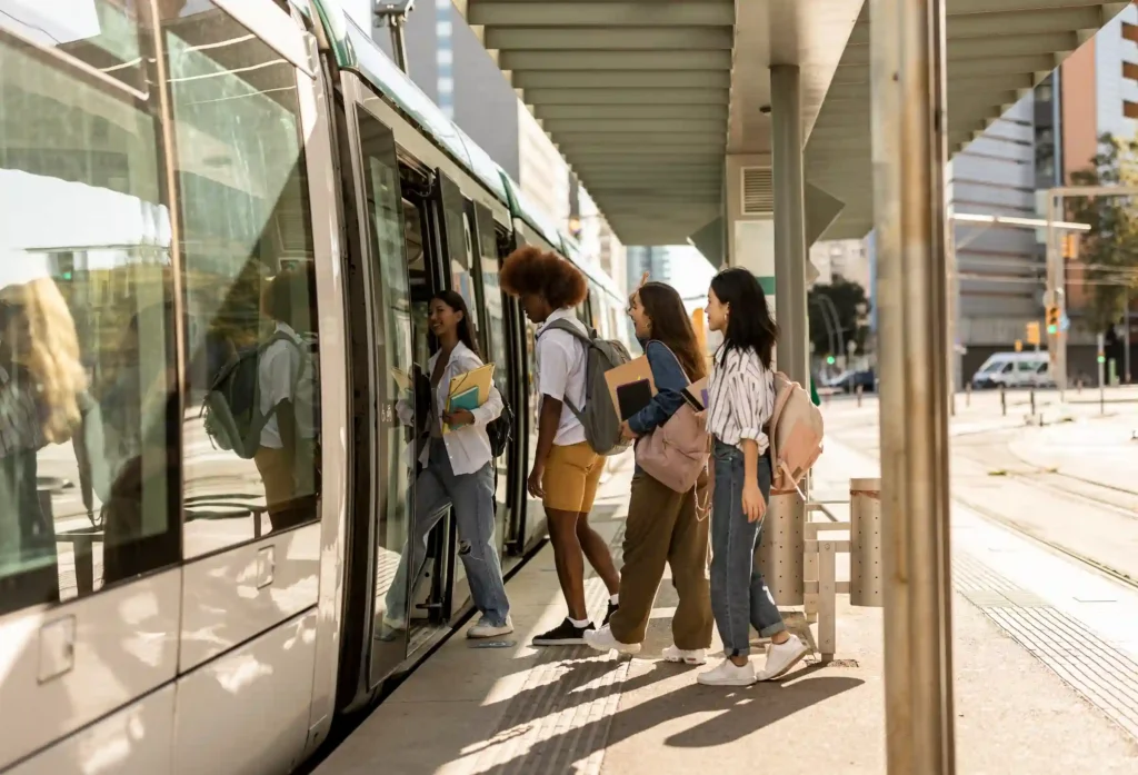 Grupo de estudiantes entrando en un autobús