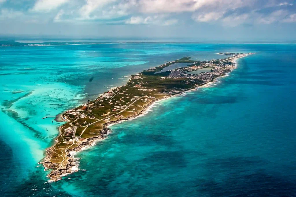 Vista al completo de la Isla Mujeres por el día
