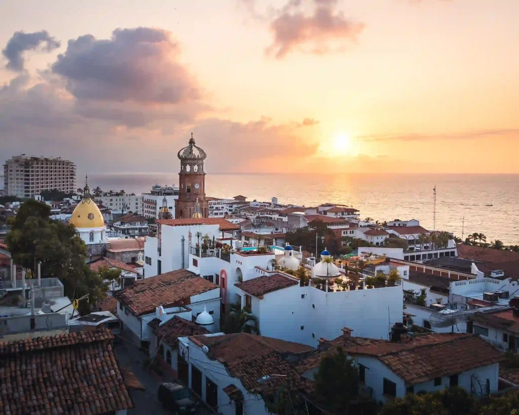 Linda foto de un atardecer en Puerto Vallarta, México