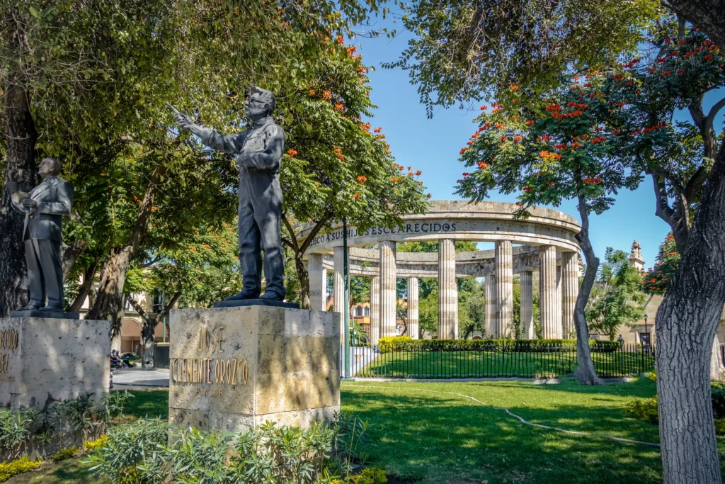 Imagen de la Rotonda de los Jalicienses Ilustres por el dia