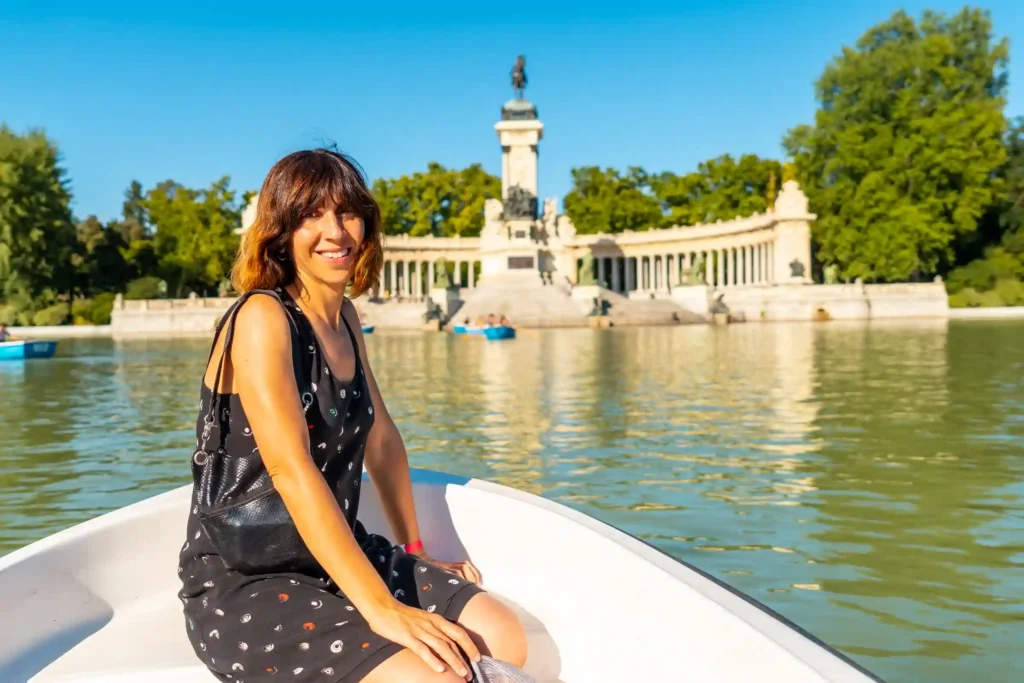 Imagen en Madrid de una mujer en el lago del Retiro