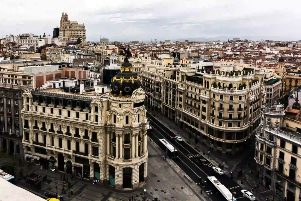 Gran Vía retratada desde lo alto en un día gris