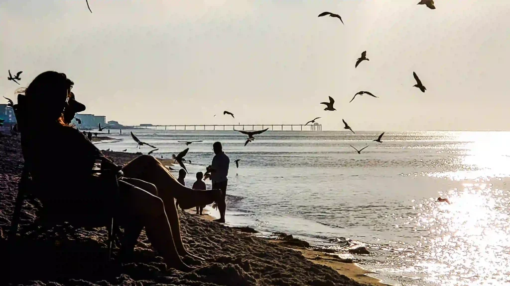 Pareja en la playa a contraluz