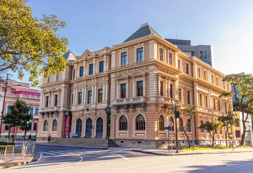 Foto do Memorial Minas Gerais Vale em Belo Horizonte. O céu está azul.