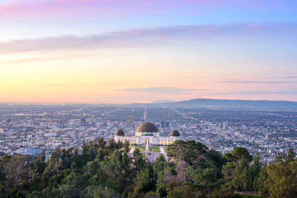 Foto de cima do Griffith Observatory, um dos lugares mais altos de Los Angeles que proporciona uma vista espetacular da cidade, das colinas e da natureza.