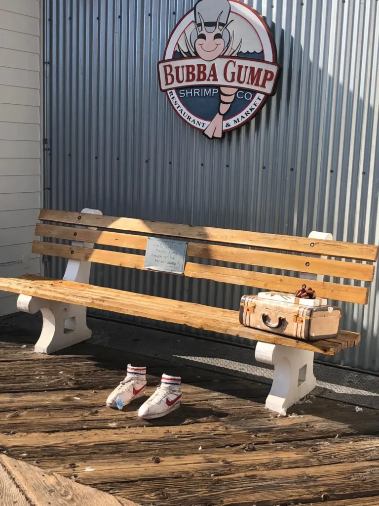 Foto do assento em homenagem ao filme “Forrest Gump”, do restaurante Bubba Gump Shrimp Co., 1996, no Píer de Santa Mônica.