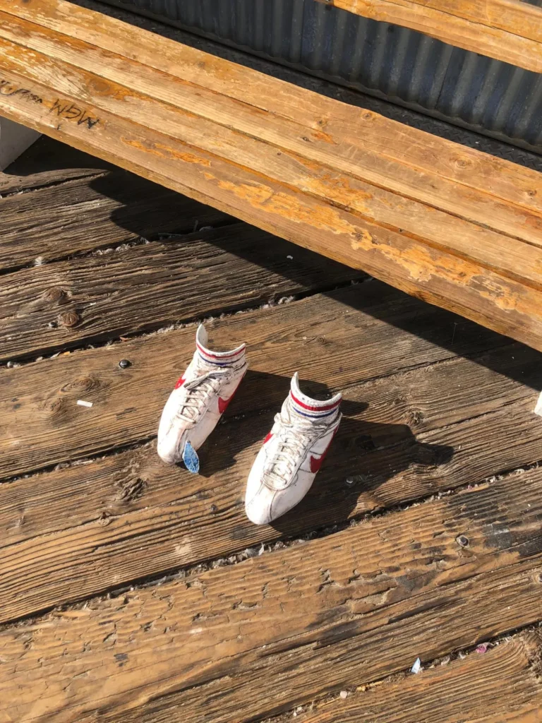 Tênis fictício em homenagem ao filme “Forrest Gump”, do restaurante Bubba Gump Shrimp Co., 1996, no Píer de Santa Mônica.