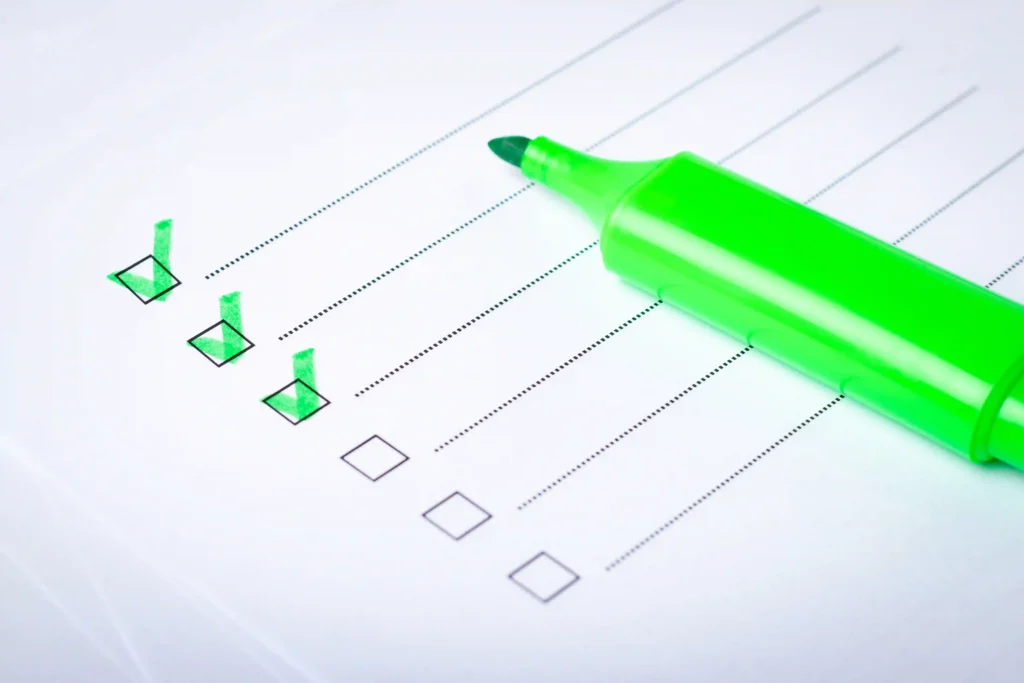 Imagen mostrando un marcador y una lista con tickets en verde