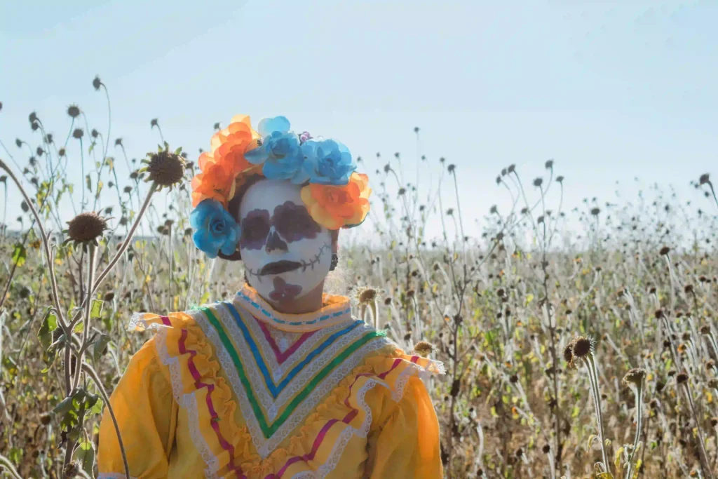 foto de una persona celebrando el día de los muertos en el campo disfrazada con una calavera