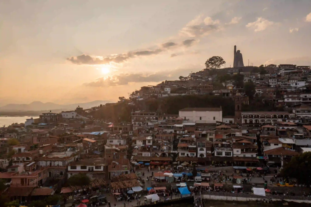 La hermosa isla de Janitzio al atardecer en México