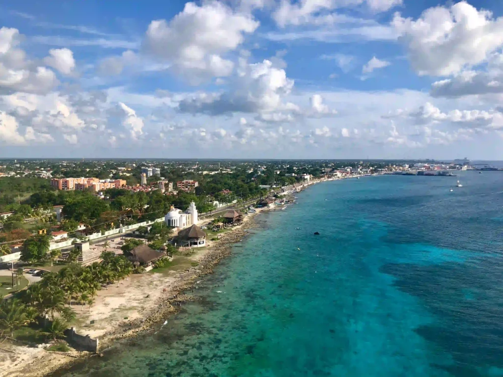 Vista de Cozumel en un bonito dia despejado y soleado