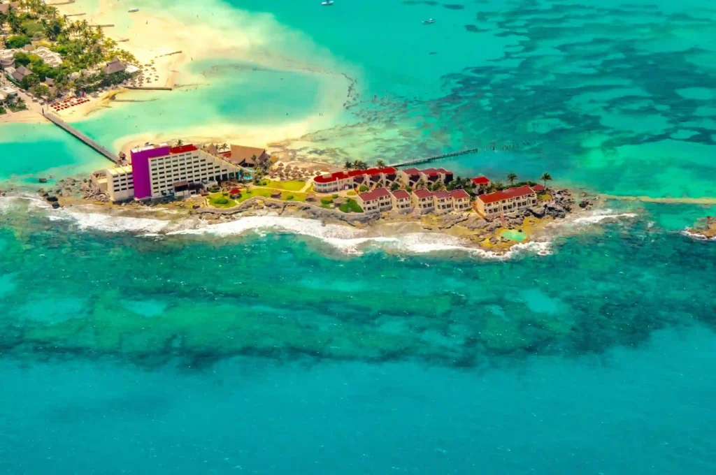 Vista desde arriba de la isla mujeres rodeada de un mar azul turquesa