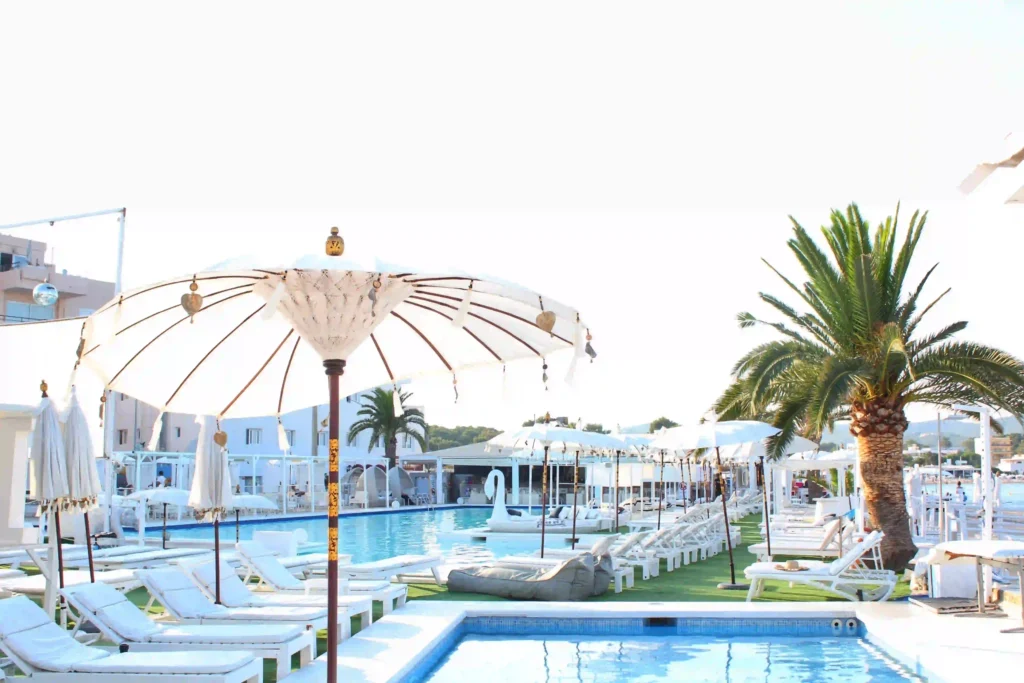 Foto de un club de piscina con muchas hamacas