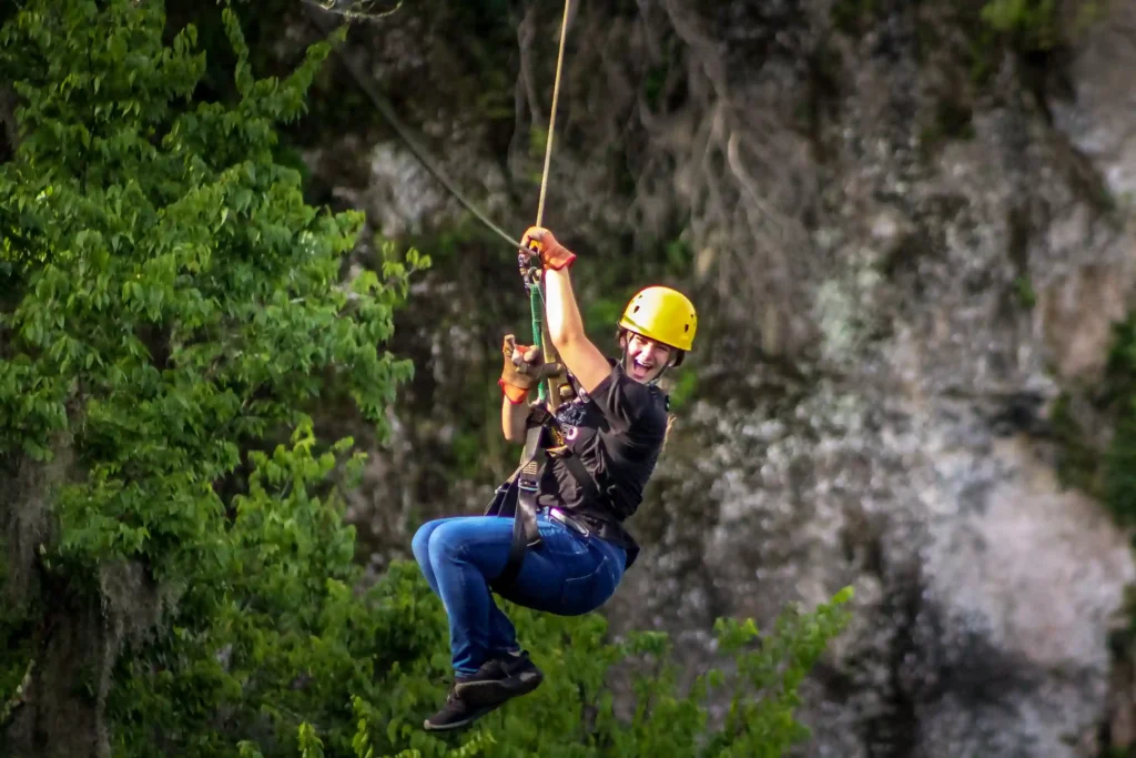 foto de una persona disfrutando en una tirolesa