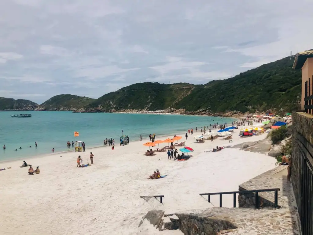Foto das águas verdes e azuis das prainhas de Portal do Atalaia em Arraial do Cabo, no Rio de Janeiro.