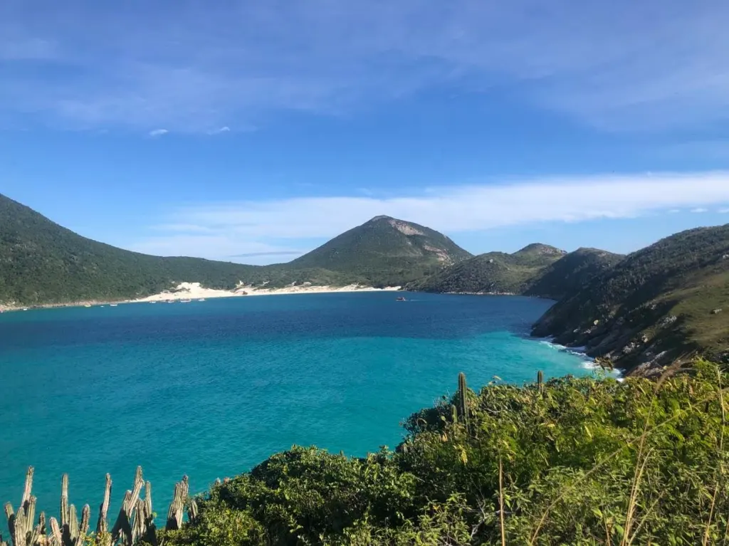 Foto das águas azuis e verdes da praia de Portal do Atalaia em Arraial do Cabo, no Rio de Janeiro.