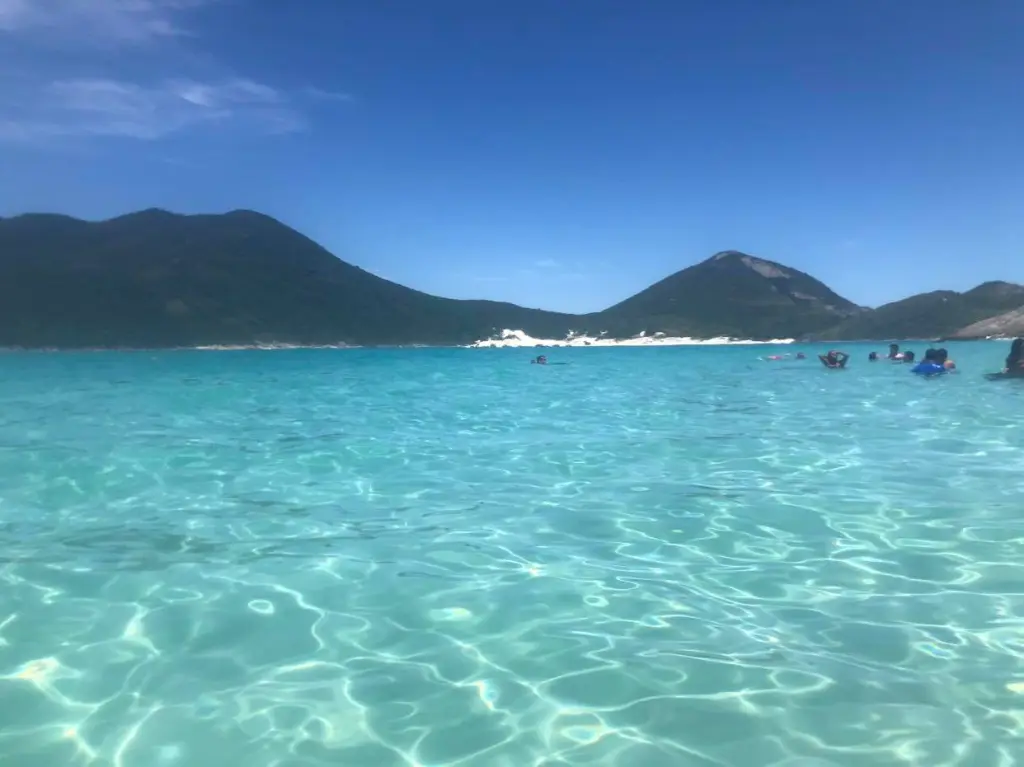 Foto das águas cristalinas da praia de Portal do Atalaia em Arraial do Cabo, no Rio de Janeiro.