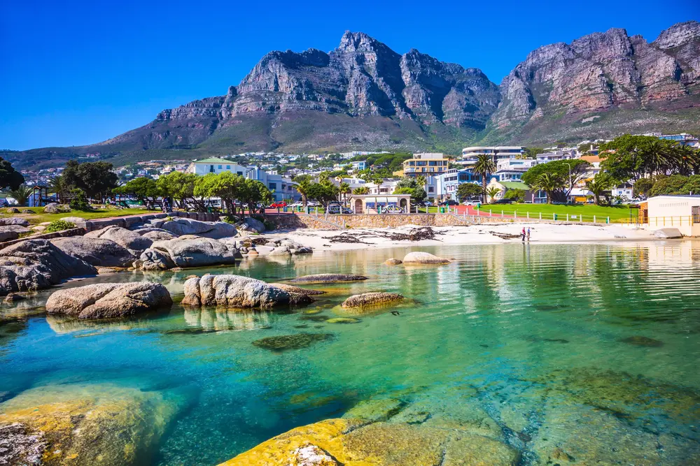 Photo depicting the sea and the city of Cape Town in the background.