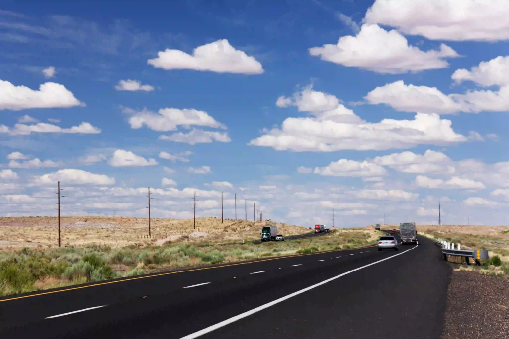 Carretera en un día soleado con poco tráfico 