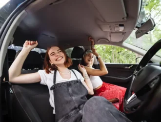 duas garotas em um carro ouvindo musicas para viajar