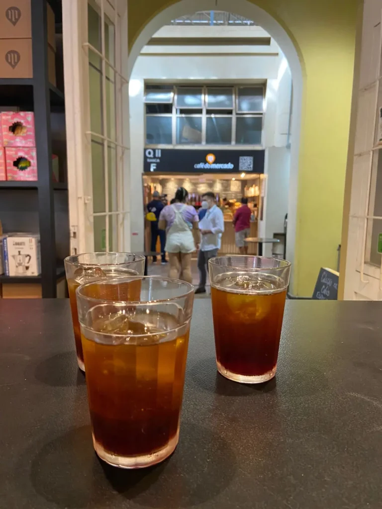 Foto de café helado en el Mercado Público de Porto Alegre.