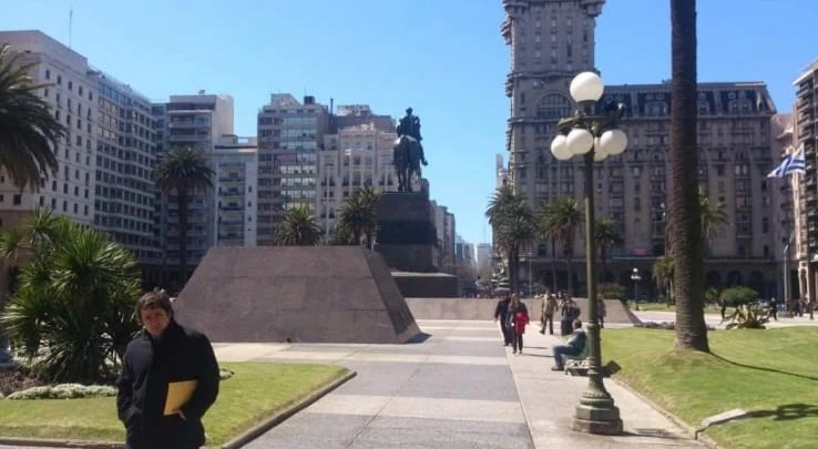 Plaza de la independencia en un dia soleado con poca gente