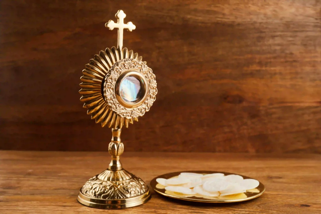 Bandeja con la ostia bendita y otros utensilios religiosos de gran valor