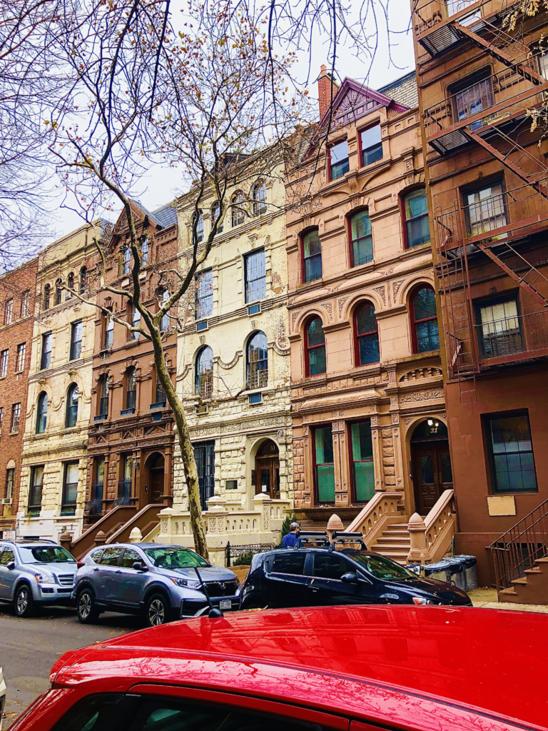 Foto cotidiana de uma das ruas do Soho, bairro nobre de New York. Os prédios são bem característicos da cidade, com as escadas de emergência na parte de fora e seus 4 andares.