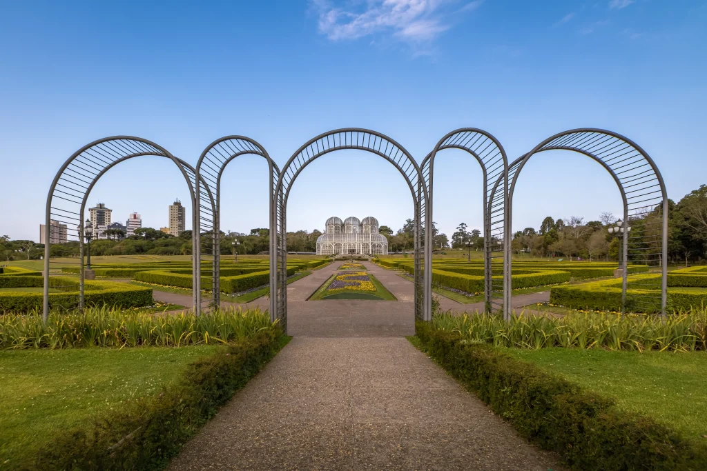 Imagem da entrada do parque botânico num dia sem nuvens