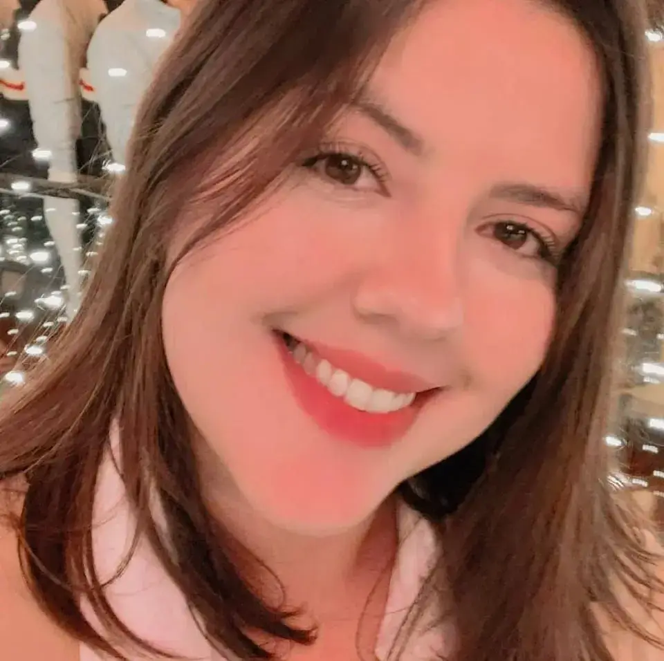 Selfie de mujer sonriendo.