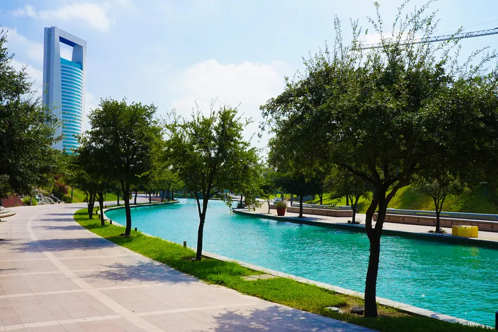 Foto de paseo en uno de los lagos de Monterrey, con árboles alrededor y el cielo azul.