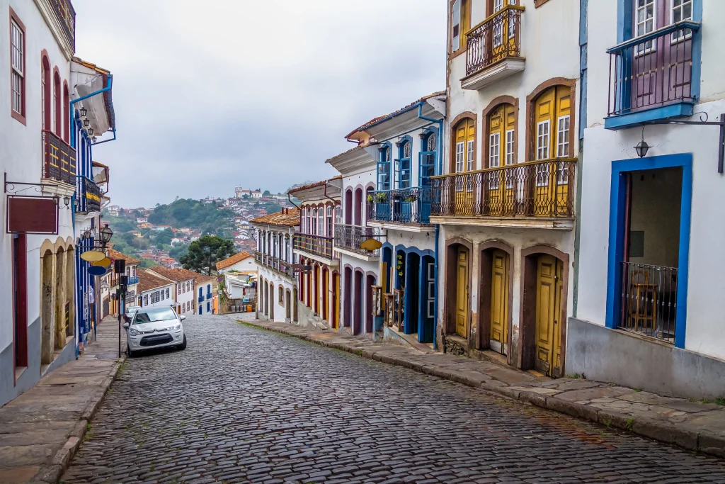 Foto duma rua de ouro preto empedrada