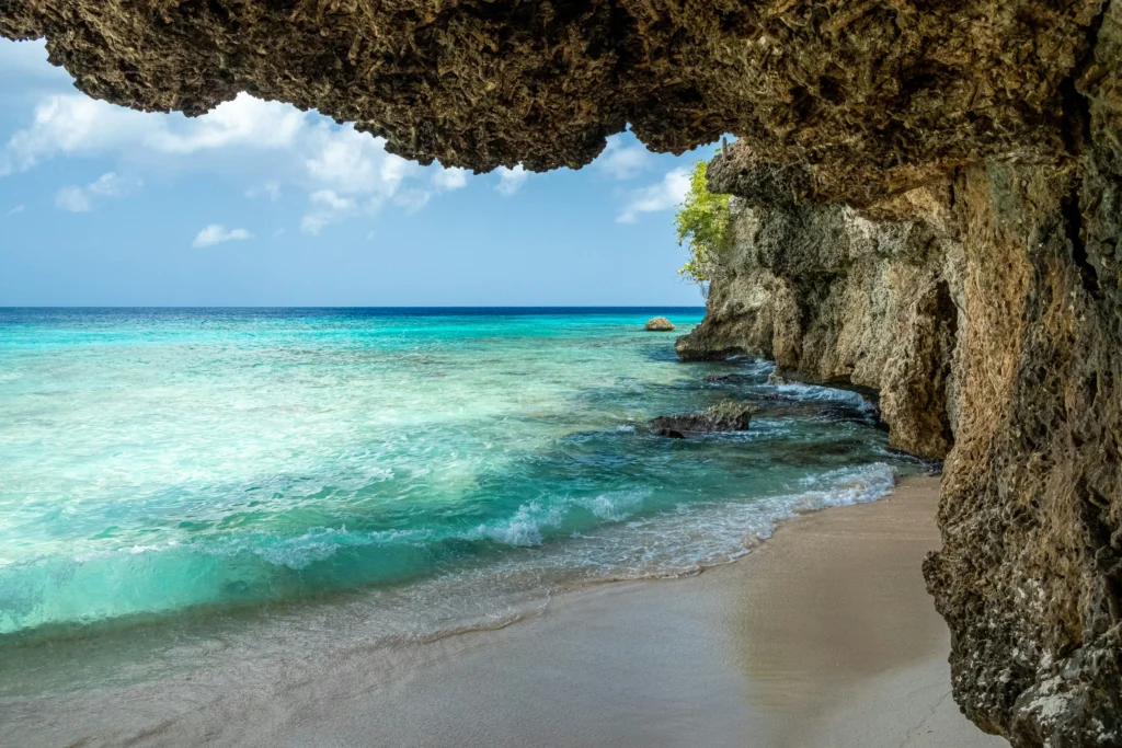 Foto del mar desde una de las cuevas de Curazao.