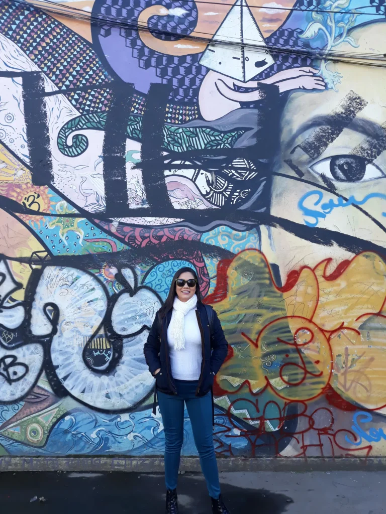 Foto de la autora del contenido en una de las bellas paredes del Centro de Bariloche.