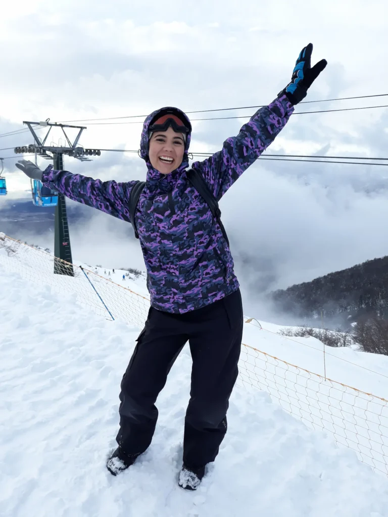 Foto de la autora del contenido disfrutando de un paseo en el Cerro Catedral, una de las mejores cosas que hacer en Bariloche,